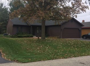 5504 Oakwood Dr, Oakwood Hills, IL 60013