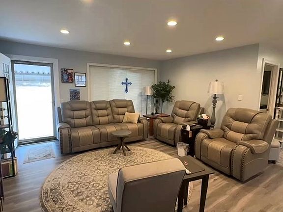 3rd image of 143 Taylor Loop Dr
