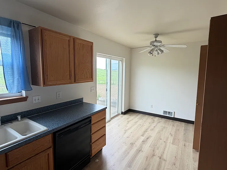380-382 NW Parr Dr — Photo 4