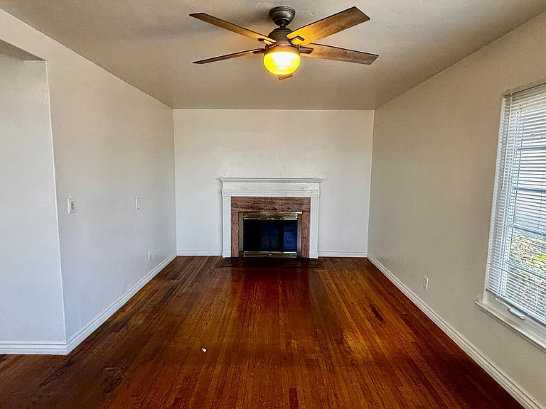 Large 2 bed 1 bath with private outdoor patio- Bankers Hill — Photo 9