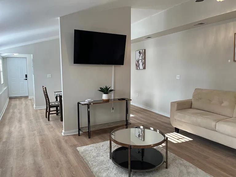 1104 Sheffield St #3 — Photo 7