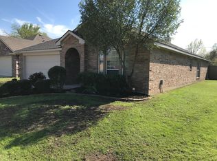 1136 Edgewater Dr, Azle, TX 76020
