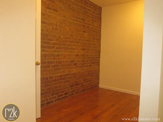 Rented by Realty 2000 Corp | media 10