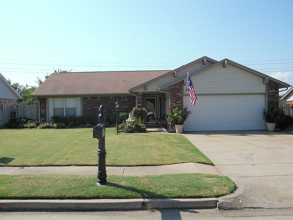 1st image of 2905 E Oakridge St