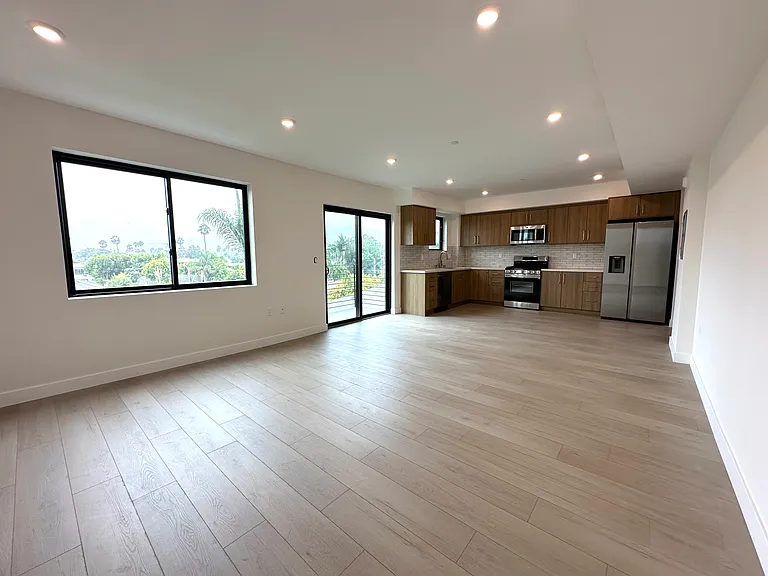 941 N Martel Ave #102 — Photo 21