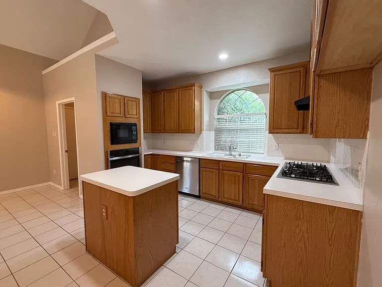 2321 Flanders Ln — Photo 6