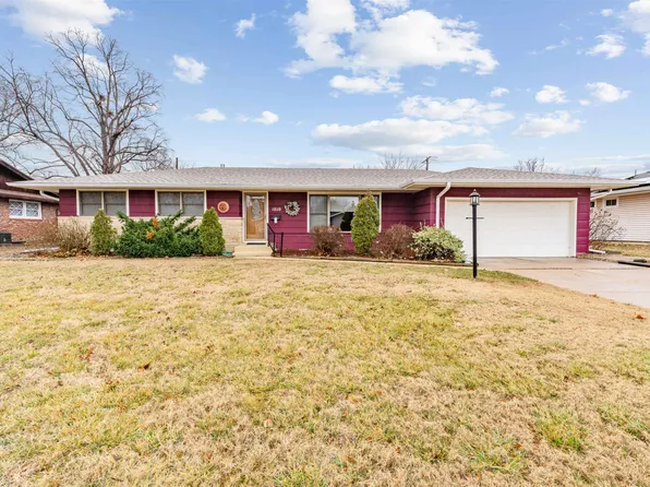 1010 Manor Rd, Salina, KS 67401