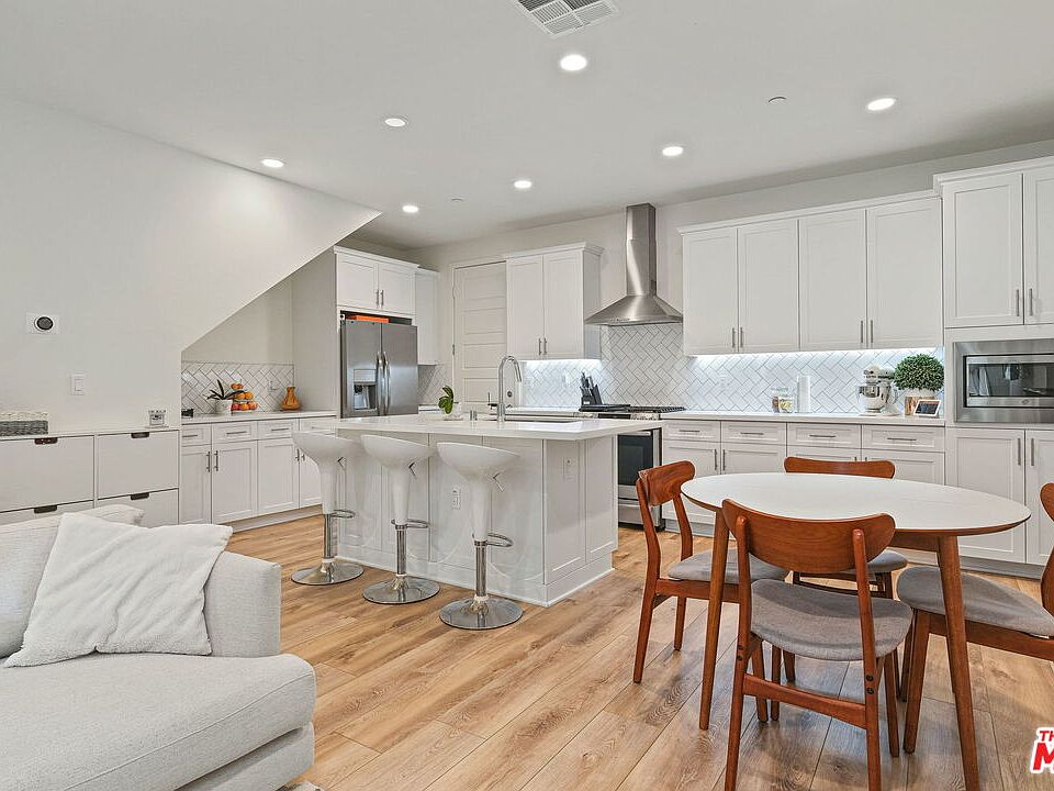 1st image of 19541 W Astor Pl