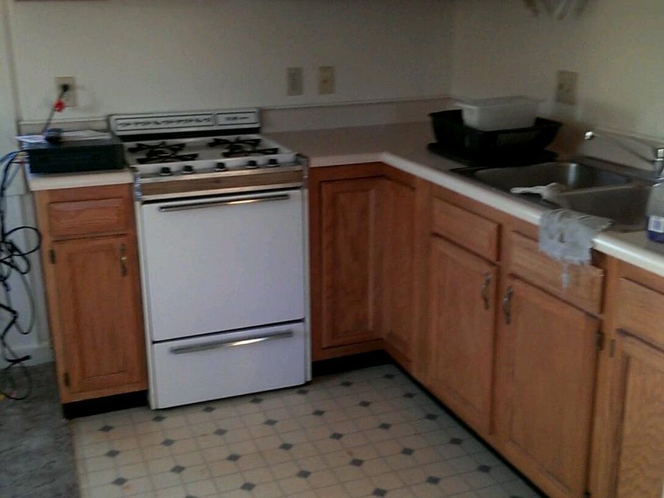 2nd image of 805 N Van Buren St APT H