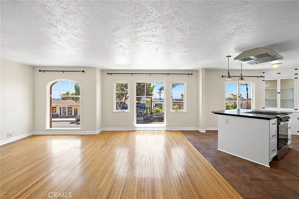 2 bed, 900 sqft, $5,500 — Photo 3