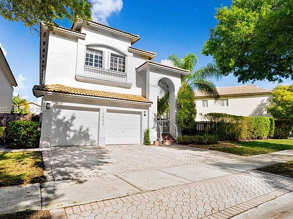 4th image of 10853 NW 71st St