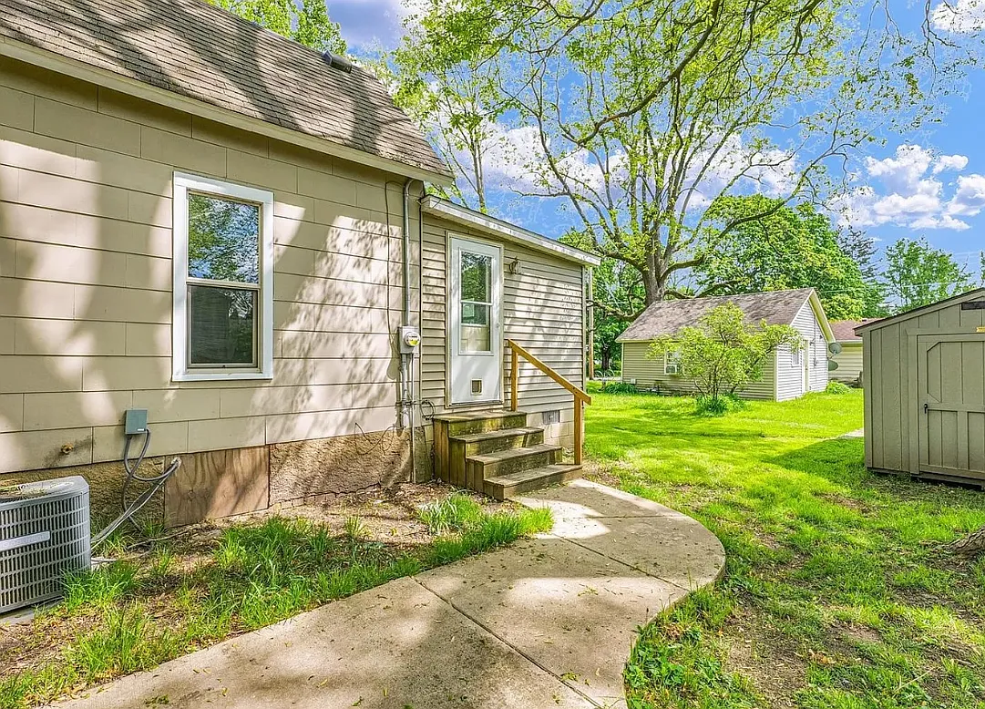 3 bed, 902 sqft, $1,595 — Photo 4