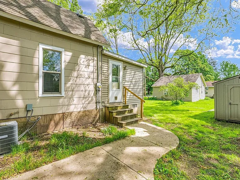 413 E Lincoln St — Photo 4