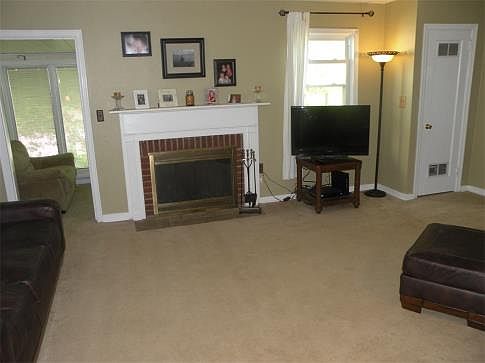 564 Glenrock Drive Living Room