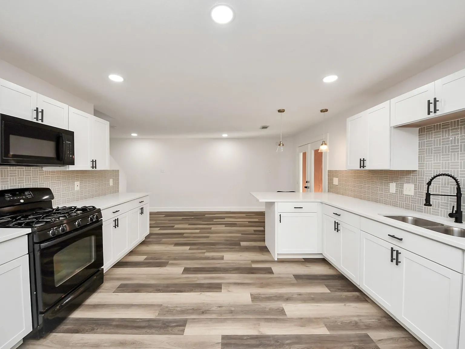 3 bed, 4.0 bath, 2200 sqft, $2,100 — Photo 3