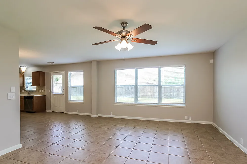3 bed, 2.5 bath, 2444 sqft, $2,370 — Photo 4