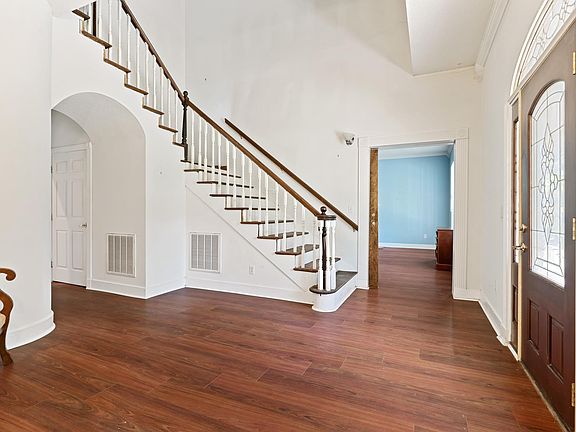 4th image of 390 Brown St