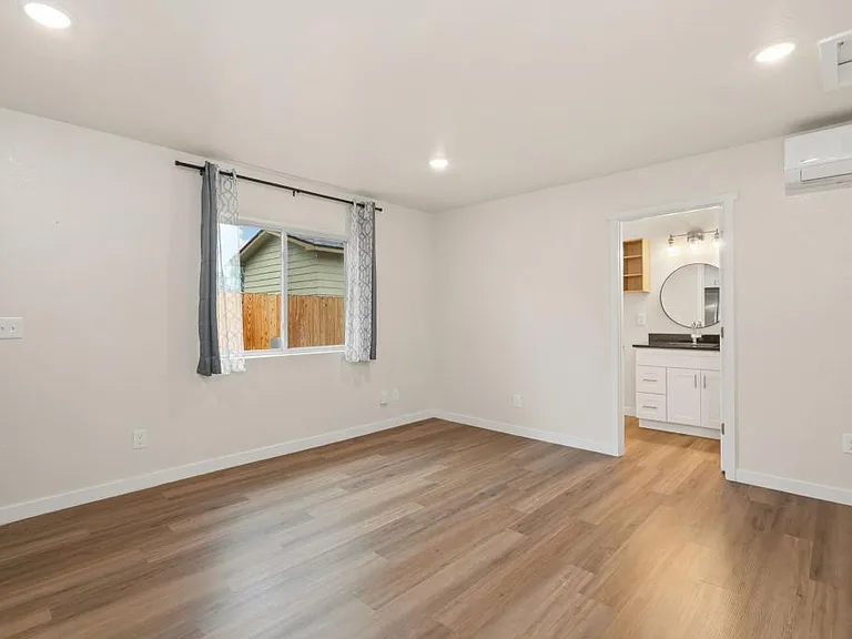 1338 E 7th St — Photo 7