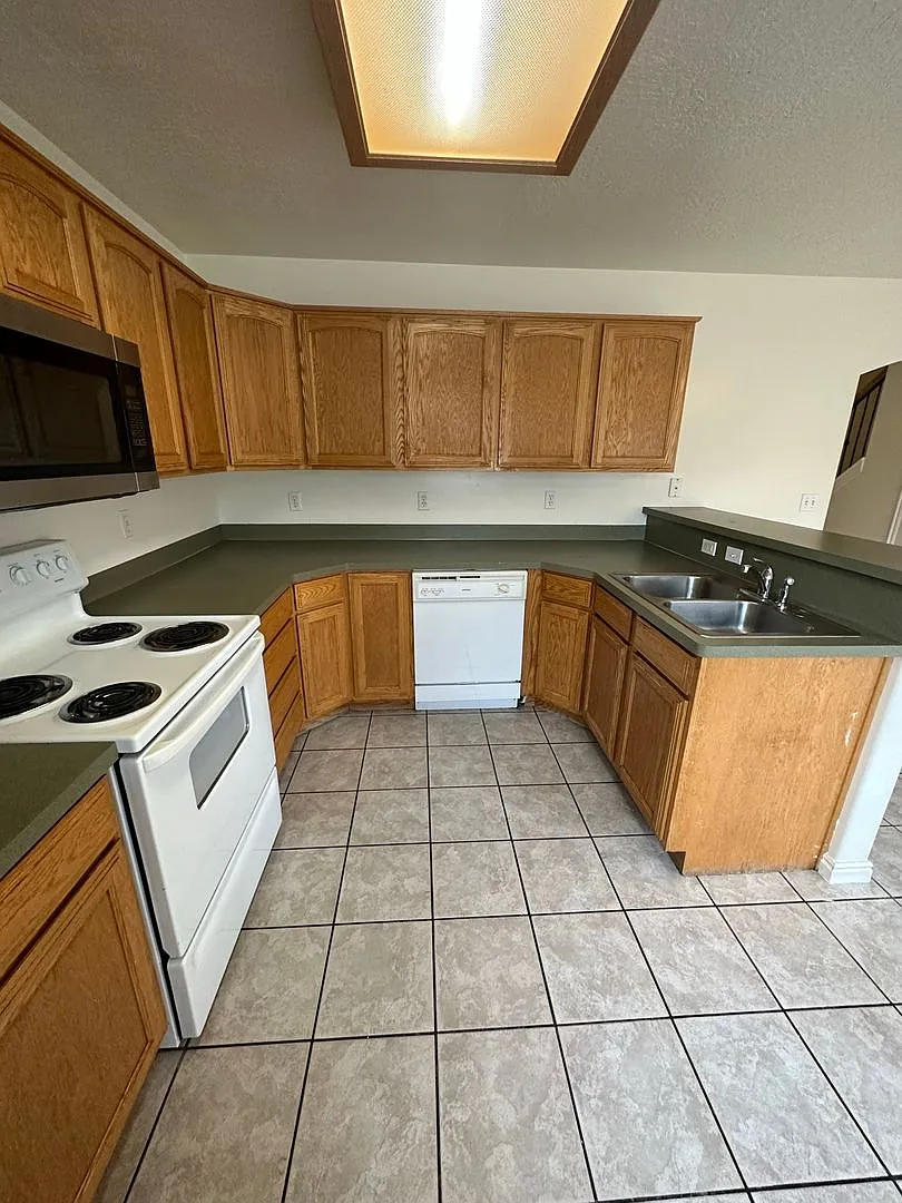 Building Photo - Brookshire Townhomes