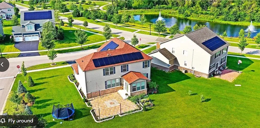 Beautiful 4BR/2.5BA Single-Family Home in Stevenson High School District — Photo 2