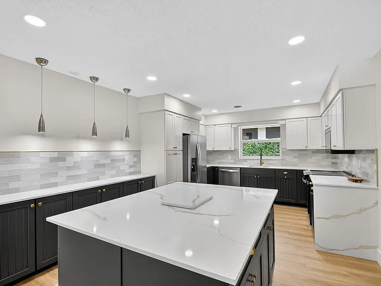 1221 Singer Dr — Photo 1