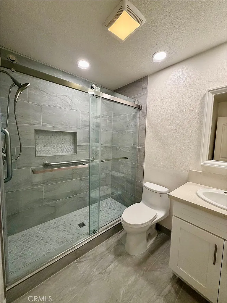 3 bed, 1300 sqft, $3,895 — Photo 3