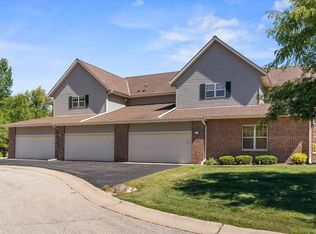 406 Forest Ridge Ct, Saukville, WI