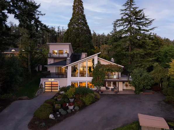11321 Chalet Rd, North Saanich, BC V8L 5M1