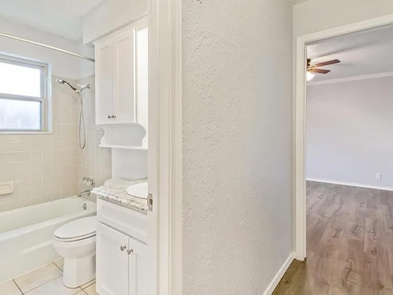 1037 Mobile Cir — Photo 15