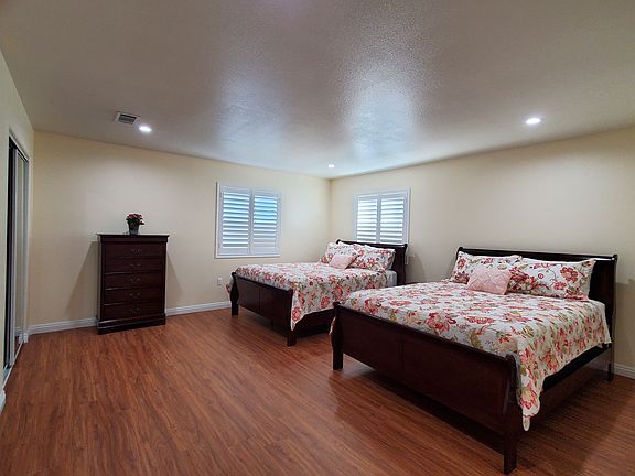 very hug bedrooms with 2 queen beds