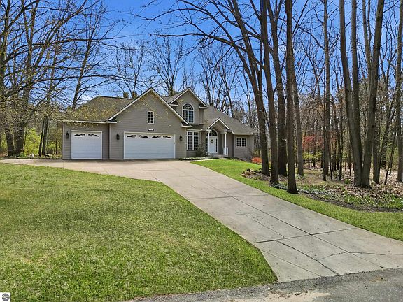 3rd image of 5859 Dix Dr NE