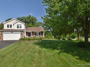 193 Wildwood Dr, North Aurora, IL 60542