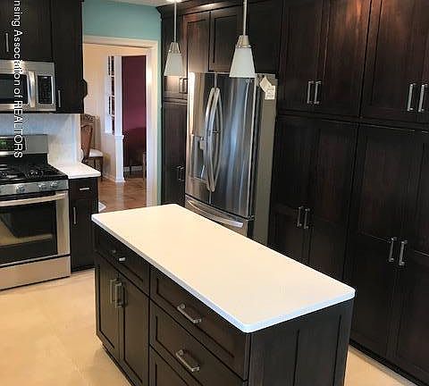 4th image of 2890 Colony Dr