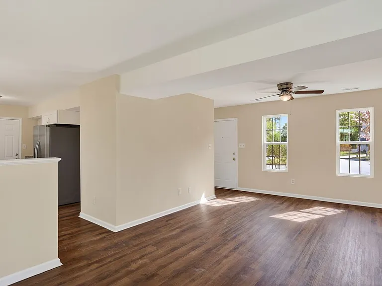 713 Emerald Ct — Photo 4