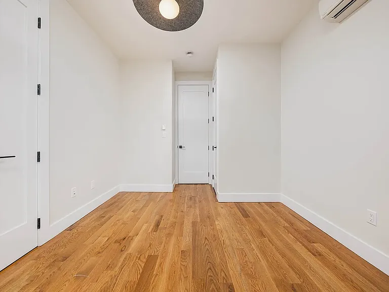 240 Montrose Ave #3L — Photo 7