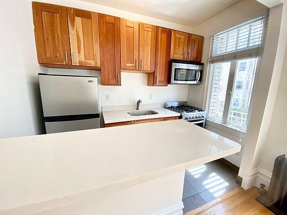 3rd image of 838 Hyde St APT 10