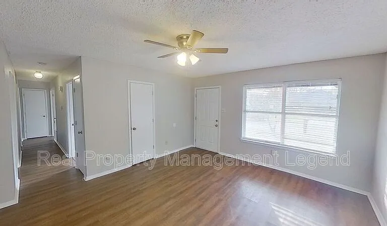701 S Valentine Dr — Photo 5