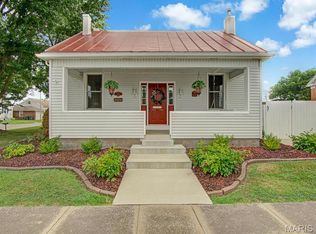 614 E Market St, Red Bud, IL 62278