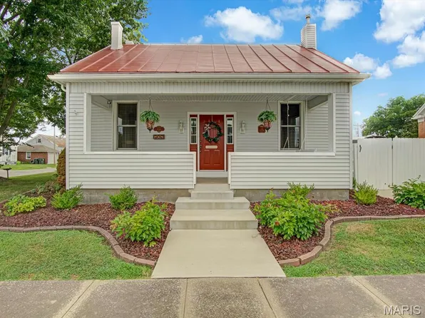 614 E Market St, Red Bud, IL 62278