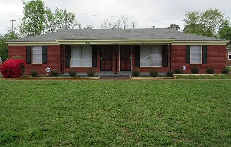 1935 Saint James Dr — Photo 1
