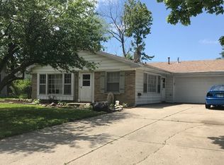 8 Circle Dr E, Montgomery, IL