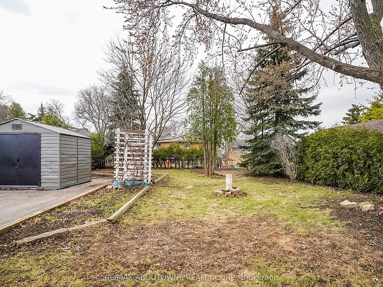 96 Mohawk Rd E — Photo 9