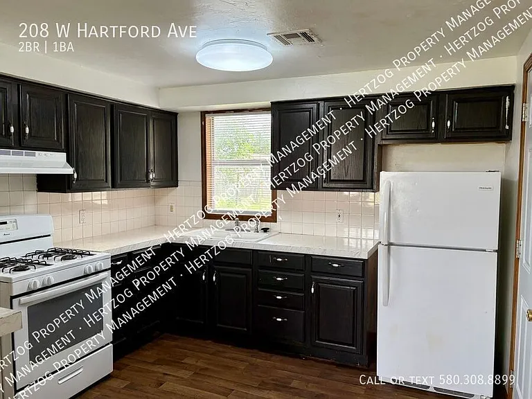 208 W Hartford Ave — Photo 7