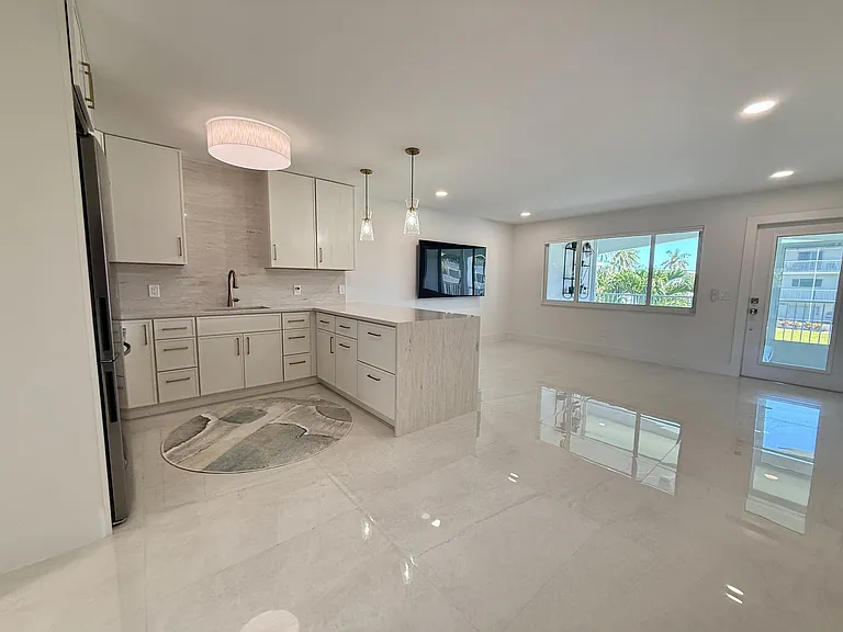 110 Shore Ct #209 — Photo 3