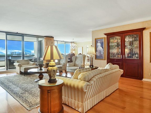 4th image of 100 Lakeshore Dr APT 557