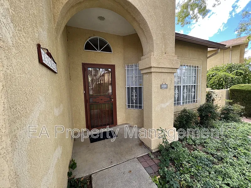 3 bed, 2.5 bath, 2240 sqft, $2,395 — Photo 2