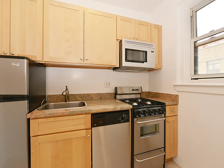 304 W 75th St #8D — Photo 6