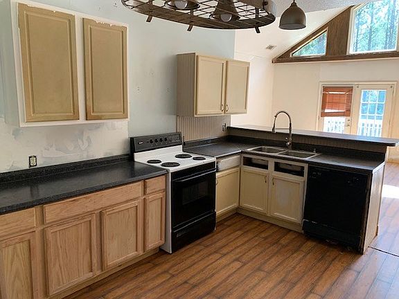 3rd image of 100 Lisa Woods Ln