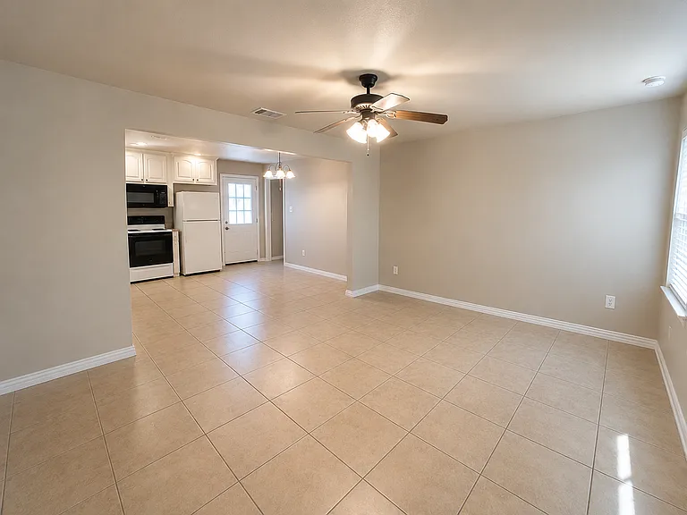 512 Himes Dr — Photo 3