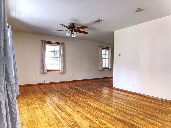 4th image of 324 Chicago Ave